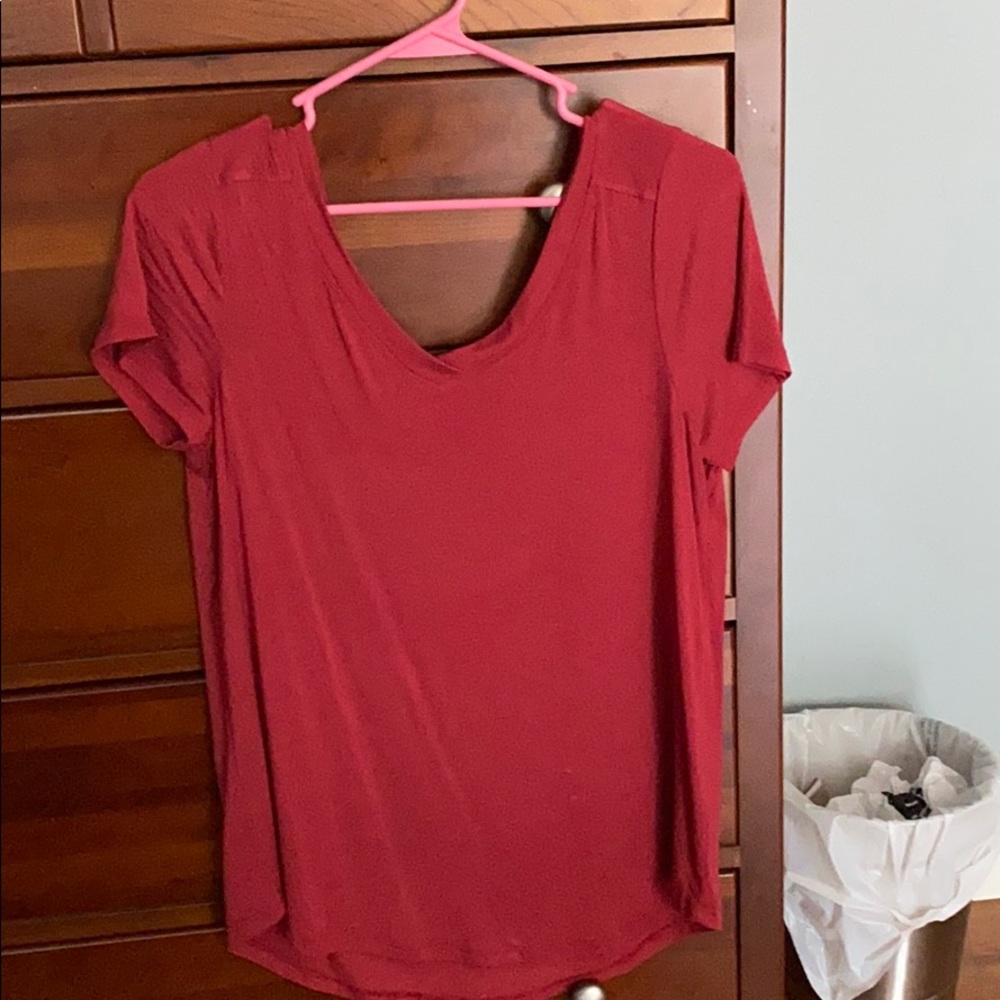 Cable & Goose burnt red vneck T-shirt
